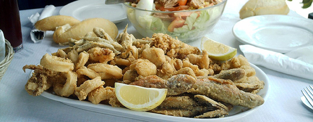 Pescaito Frito: Αυτή η απλή αλλά νόστιμη επιλογή είναι ιδανική για μεσημεριανό δίπλα στον ποταμό Γουαδαλκιβίρ. 