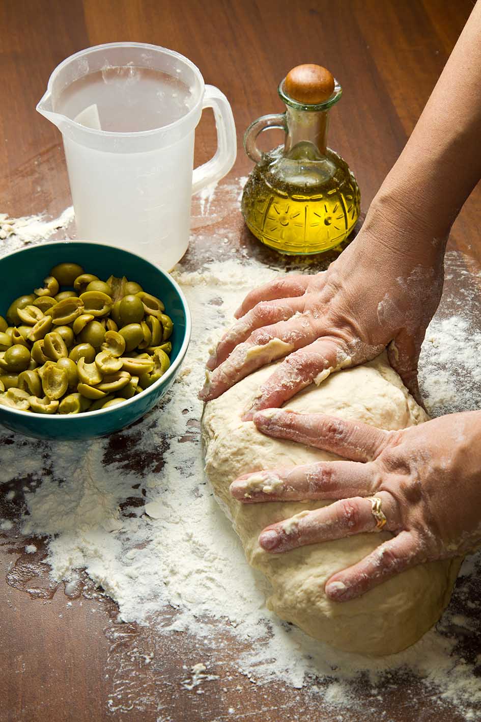 Φτιάχνοντας ψωμί με ελιές