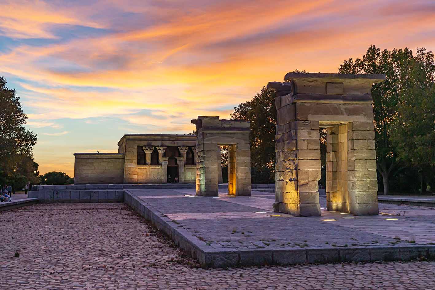 O ναός του Debod στη Μαδρίτη, την ώρα του ηλιοβασιλέματος.